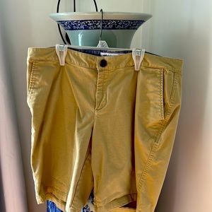 Khaki colored women’s Bermuda shorts excellent condition